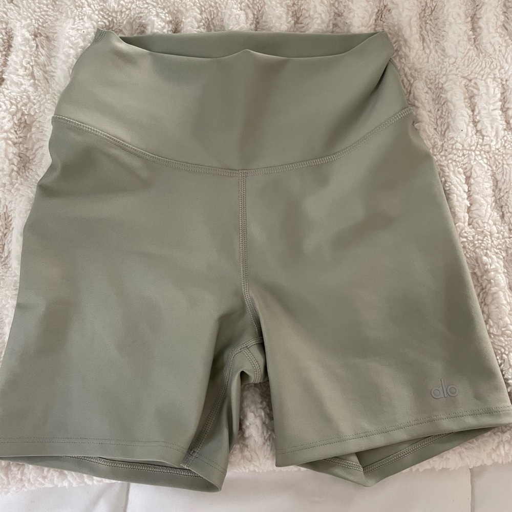 ALO YOGA / Size Small / High Waist Biker Shorts / color: Limestone